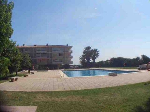 Imagen de la zona de las piscinas de los apartamentos TORREON de Gavà Mar